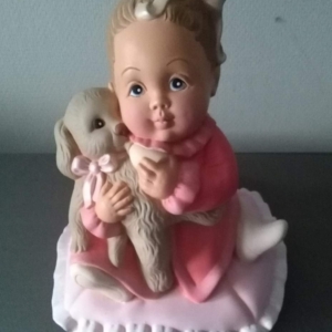 Baby meisje op kussen